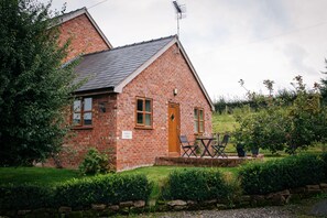 Exterior - Carters Lodge - One bedroomed cottage all on one level (Malpas)