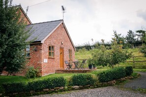 Exterior - Carters Lodge - One bedroomed cottage all on one level (Malpas)