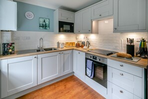 Kühlschrank, Mikrowelle, Ofen, Geschirrspüler