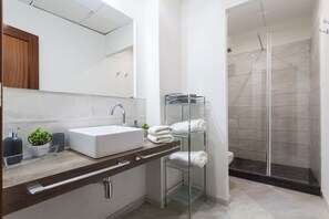 Dusj, hårføner og håndklær