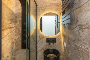 Shower, hair dryer, bidet, towels