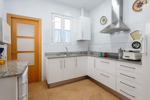 Réfrigérateur, micro-ondes, cafetière/bouilloire, bouilloire électrique