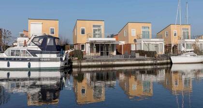 Luxus Ferienhaus mit vollständig geplatteter Terrasse an der Wasserseite. Unter der Terrassen-Überda