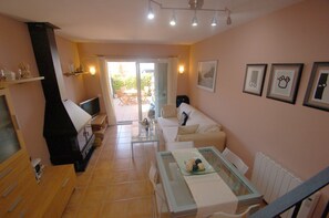 Televisie en een open haard