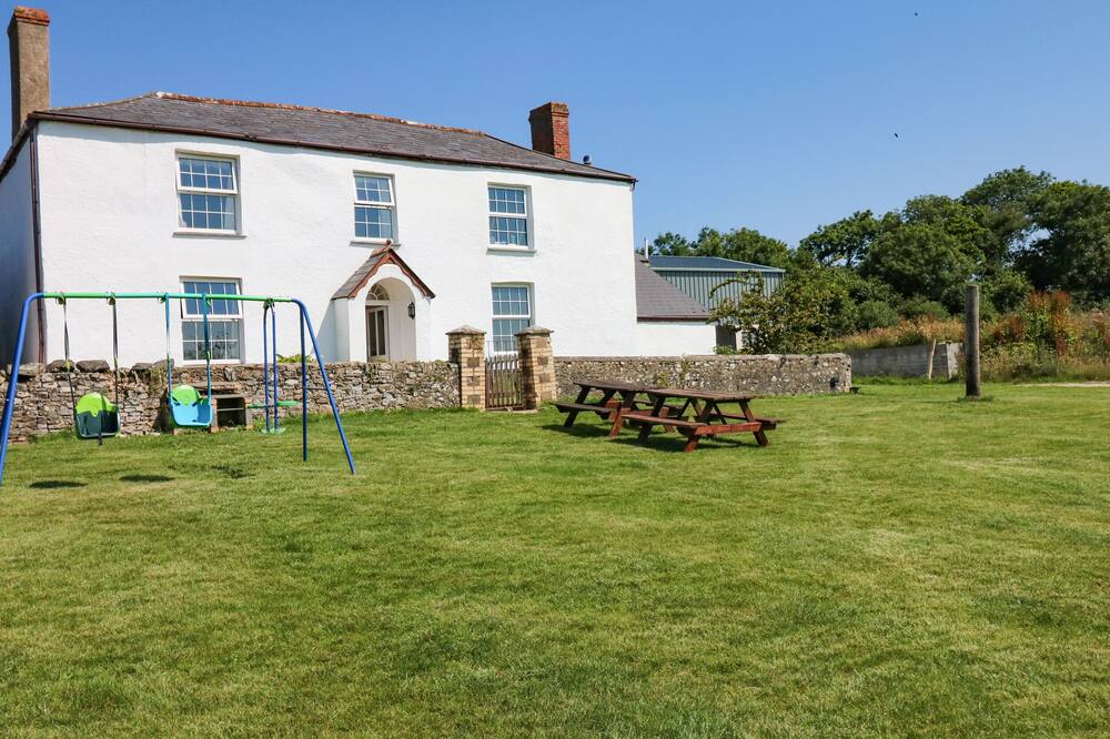 THE BARTON, pet friendly, with open fire in Bideford