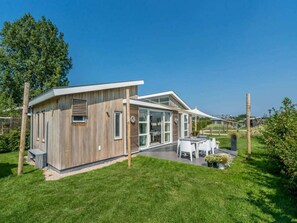 Exterior - Beautiful light and spacious chalet with 'Beachstyle' furnishing. (BURGH-HAAMSTEDE)