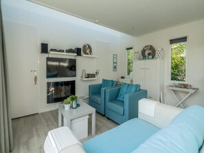 TV, DVD player - Beautiful light and spacious chalet with 'Beachstyle' furnishing. (BURGH-HAAMSTEDE)