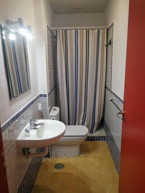 Badekar, hårføner og håndklær