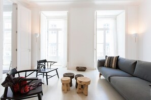 TV - JOIVY Exclusive 4BR home w/3 workspaces&garden in Baixa (Lisboa)