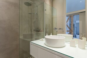 Shower, hair dryer, towels - JOIVY Exclusive 4BR home w/3 workspaces&garden in Baixa (Lisboa)