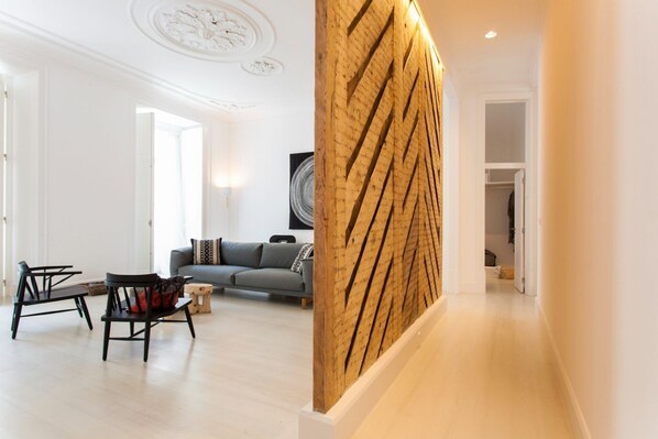 TV - JOIVY Exclusive 4BR home w/3 workspaces&garden in Baixa (Lisboa)