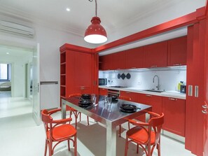 Refrigerador, microondas, placa de cocina, lavavajillas