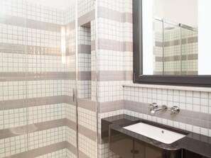 Duschwanne, Haartrockner, Bidet, Handtücher