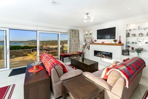 TV, fireplace