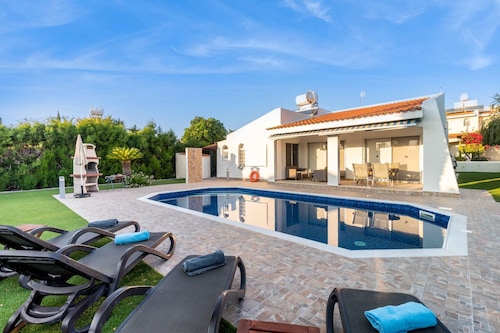 Bungalow Casa Bella - Rauhallinen bungalow, jossa oma uima-allas ja puutarha, 5 minuutin kävelymatkan päässä Coral Baystä