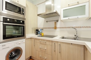 Een koelkast, een microgolfoven, een oven, een kookplaat