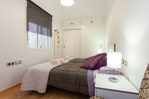 2 slaapkamers, een strijkplank/strijkijzer, gratis wifi, beddengoed