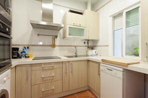 Een koelkast, een microgolfoven, een oven, een vaatwasser