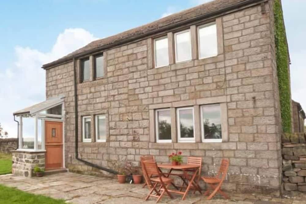 KNOWLE LODGE, pet friendly, character holiday cottage in Cragg Vale