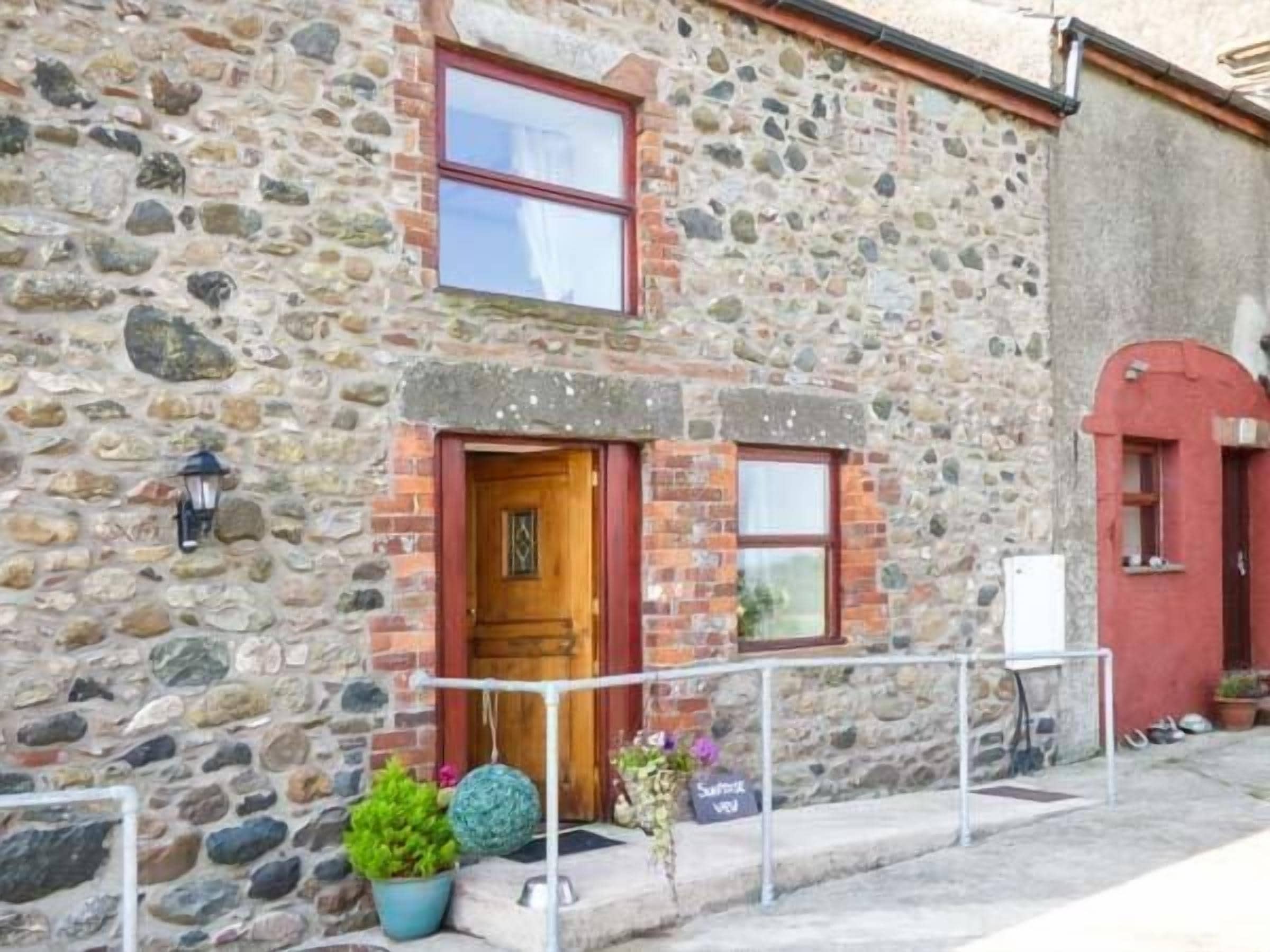 SURPRISE VIEW, pet friendly, character holiday cottage in Ravenglass