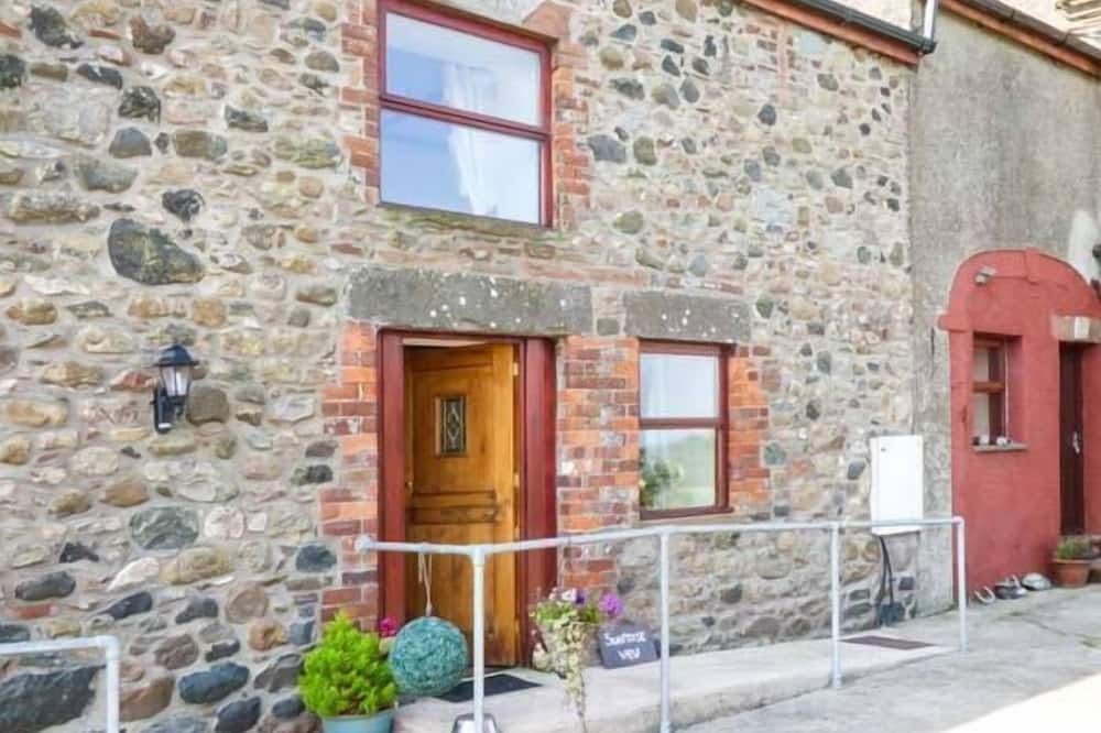 SURPRISE VIEW, pet friendly, character holiday cottage in Ravenglass