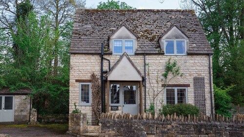 A sudeley castle cottage that sleeps 6 guests  in 2 bedrooms
