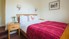 2 bedrooms, iron/ironing board, travel crib, free WiFi - A sudeley castle cottage that sleeps 6 guests  in 2 bedrooms (Winchcombe)