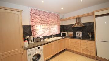 Refrigerador, microondas, lavavajillas y cafetera y tetera