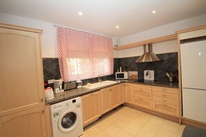 Refrigerador, microondas, lavavajillas y cafetera y tetera 