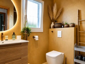 Bathtub, hair dryer, towels, toilet paper