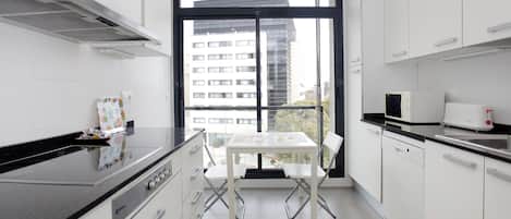 Micro-ondes, batterie de cuisine, vaisselle et ustensiles