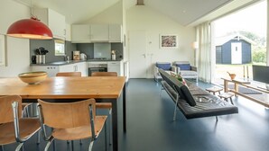 Ein modernes Interieur mit Essbereich, Küche und Sitzgelegenheiten.