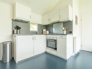 Jääkaappi, uuni, liesi, kahvin-/teenkeitin