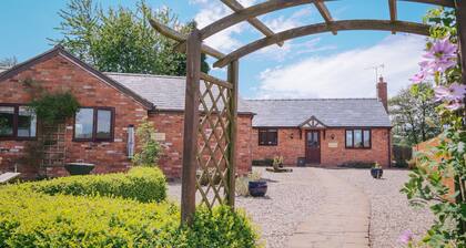 Dairyman's Cottage - 2 bedroomed bungalow in perfect rural setting.