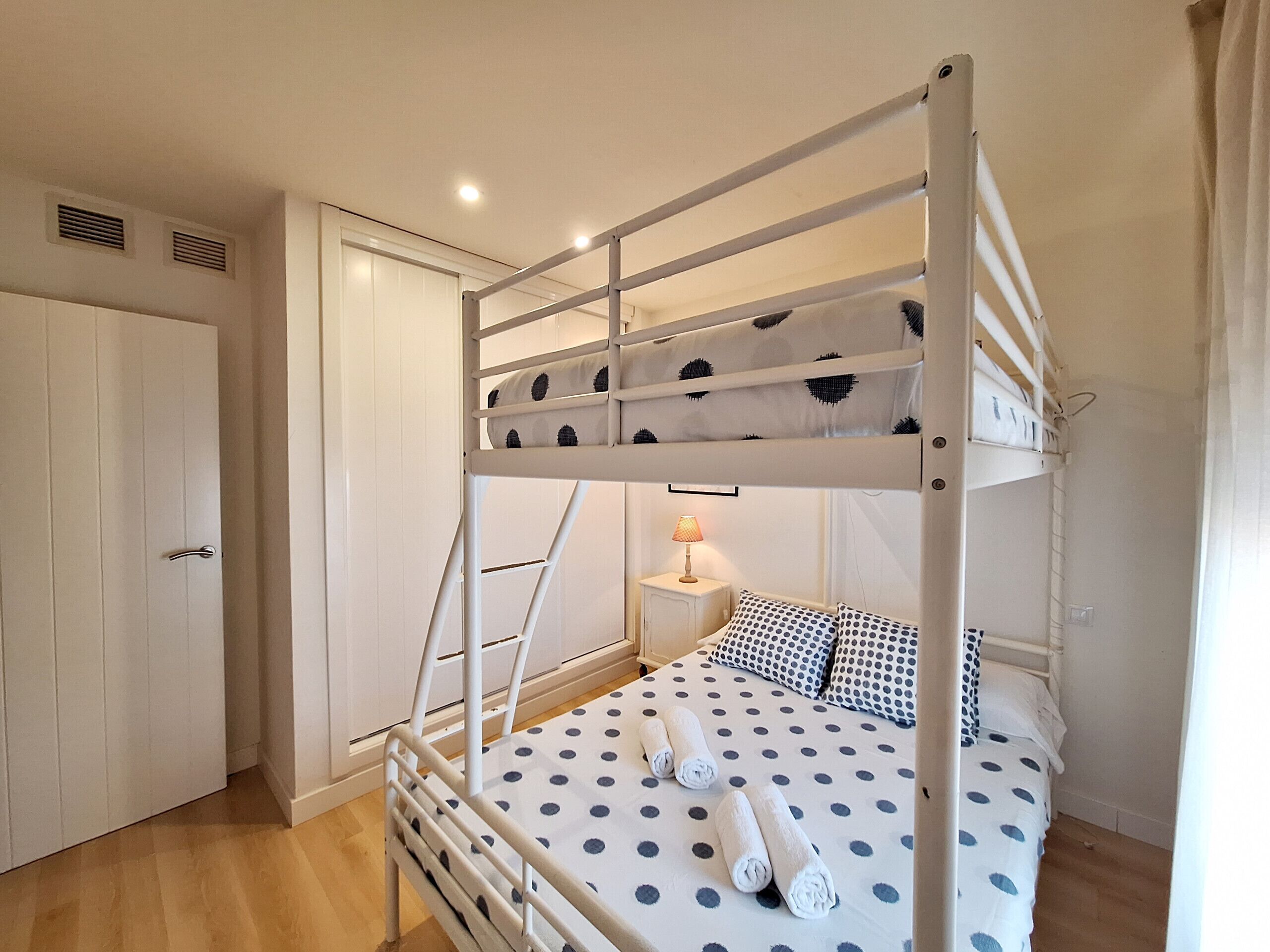 2 chambres, fer et planche à repasser, Wi-Fi gratuit, draps fournis