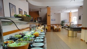 Un buffet proposant une variété de plats et d’ustensiles de service.