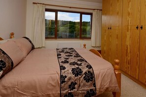 5 bedrooms, iron/ironing board, WiFi, bed sheets - Cottage 173 - Clifden (Clifden)