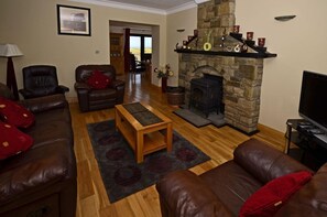 Een televisie en een open haard