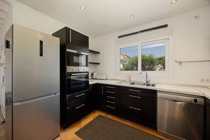 Kühlschrank, Mikrowelle, Ofen, Geschirrspüler