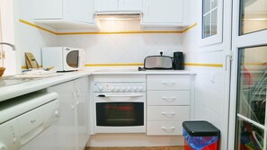 Een koelkast, een microgolfoven, een oven, een vaatwasser