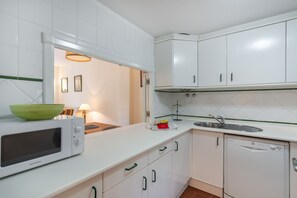 Frigorífico, microondas, horno y lavavajillas