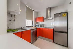 Kühlschrank, Mikrowelle, Ofen, Herdplatte