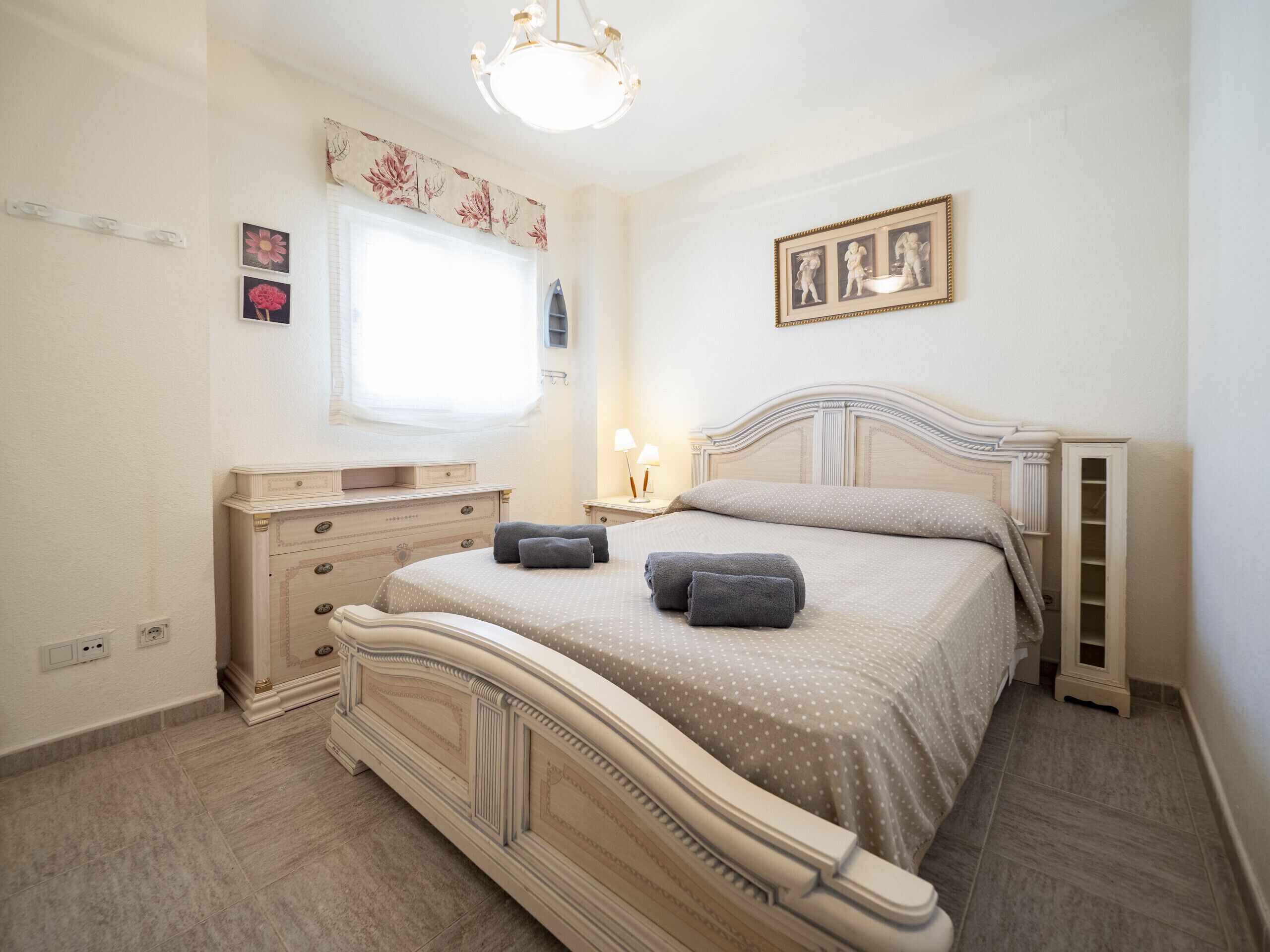 2 slaapkamers, een strijkplank/strijkijzer, gratis wifi, beddengoed