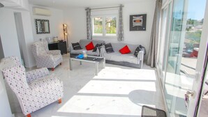 A modern living room with a sofa, armchairs, and a coffee table. - Gila - sea view villa with private pool in Benissa (Benissa)