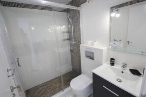 Bañera con ducha, secador de pelo, toallas