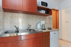 Kühlschrank, Mikrowelle, Herdplatte, Wasserkocher mit Kaffee-/Teezubehör