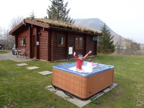 Outdoor spa tub - Log Cabin with Hot Tub for 2 | In the Cairngorm National Park | Accepts Dogs (Spittal of Glenshee)