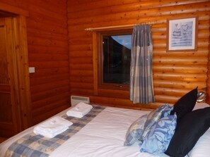 1 bedroom - Log Cabin with Hot Tub for 2 | In the Cairngorm National Park | Accepts Dogs (Spittal of Glenshee)