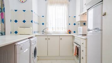 Een koelkast, een magnetron, een oven, een kookplaat