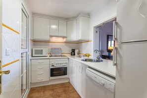 Frigorífico, microondas, horno y cafetera o tetera